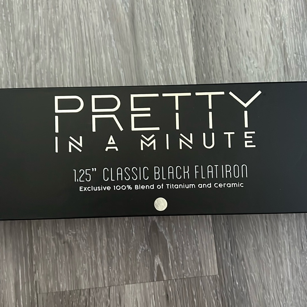 Pretty in a Minute 1.25” classic black flatiron